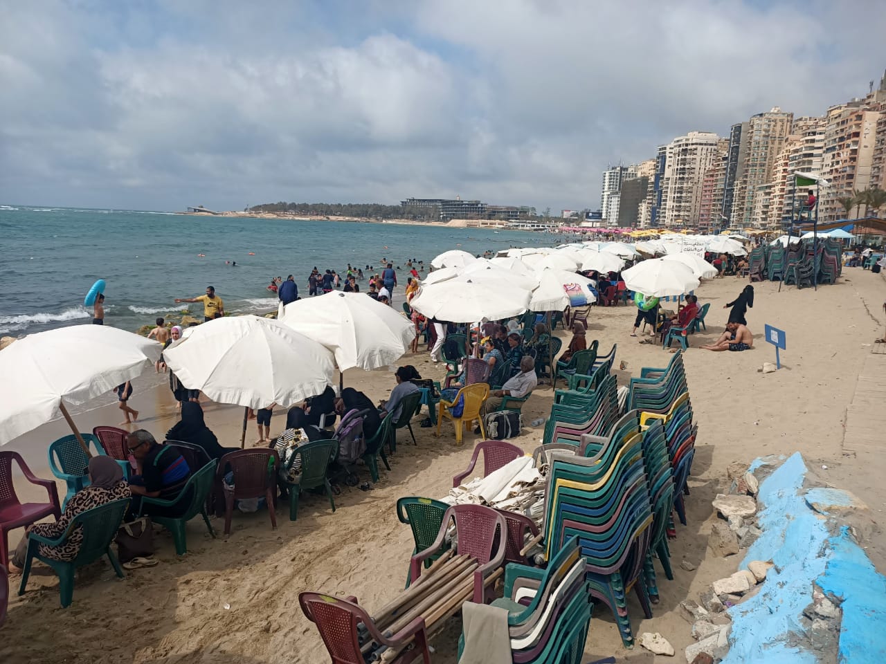 أهالي الإسكندرية يهربون من حرارة الجو إلى شواطئ البحر
