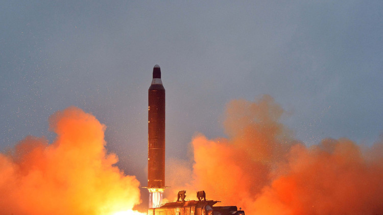 كوريا الشمالية تستعد لإطلاق صاروخ باليستي عابر للقارات في غضون ساعات