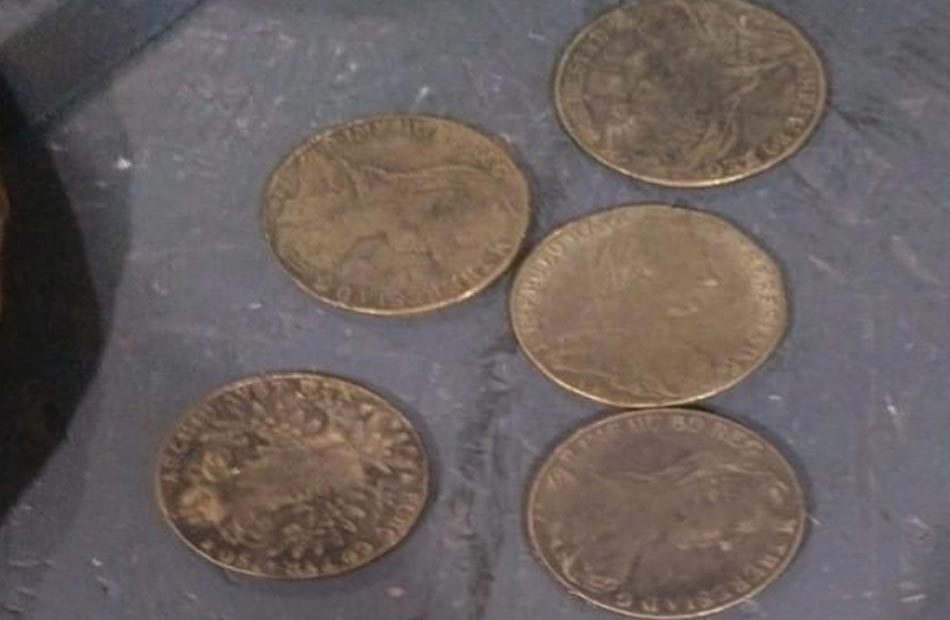 جمارك مطار القاهرة تضبط محاولة تهريب عدد من العملات الأثرية | صور