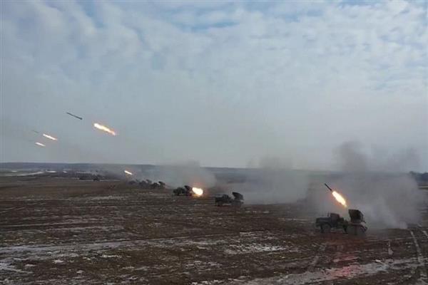 كييف تواصل القتال حول سيفير ودونيتسك وسط قصف روسي للبنية التحتية