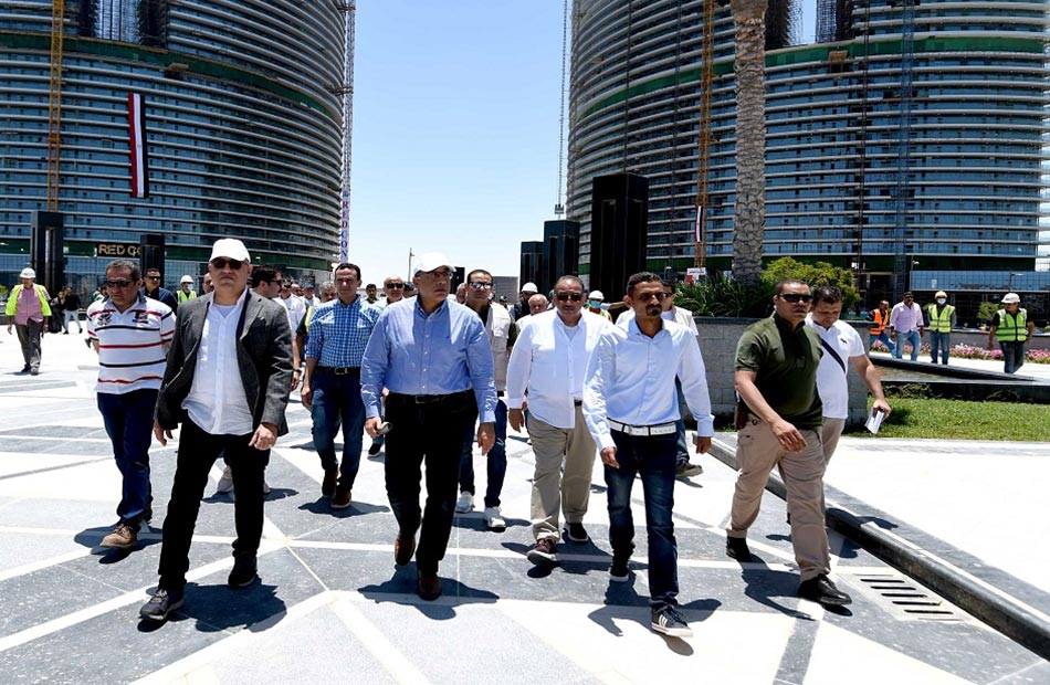 رئيس الوزراء يوجه بسرعة الانتهاء من أعمال تشطيب واجهات الأبراج الشاطئية في مدينة العلمين الجديدة