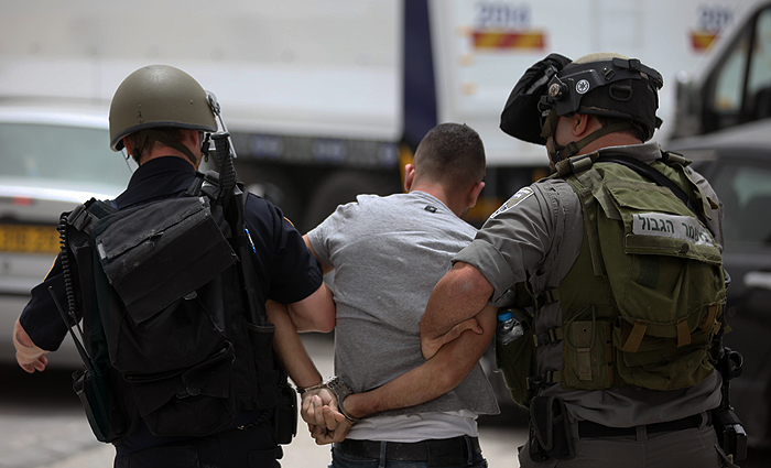 الاحتلال الإسرائيلي يعتقل  فلسطينيًا من أنحاء متفرقة بالضفة الغربية
