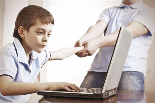 كيف تحمي نفسك وطفلك من إدمان الألعاب الإلكترونية؟