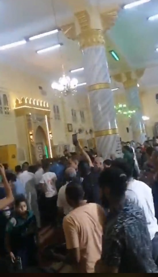 وصول جثمان  نيرة  طالبة جامعة المنصورة إلى مسجد الروضة بالمحلة