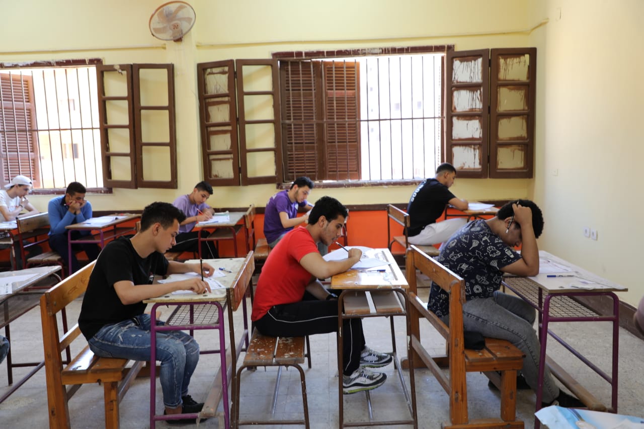  لجنة امتحانية لأداء امتحان اللغة الأجنبية الأولى لطلاب الثانوية العامة بسوهاج 