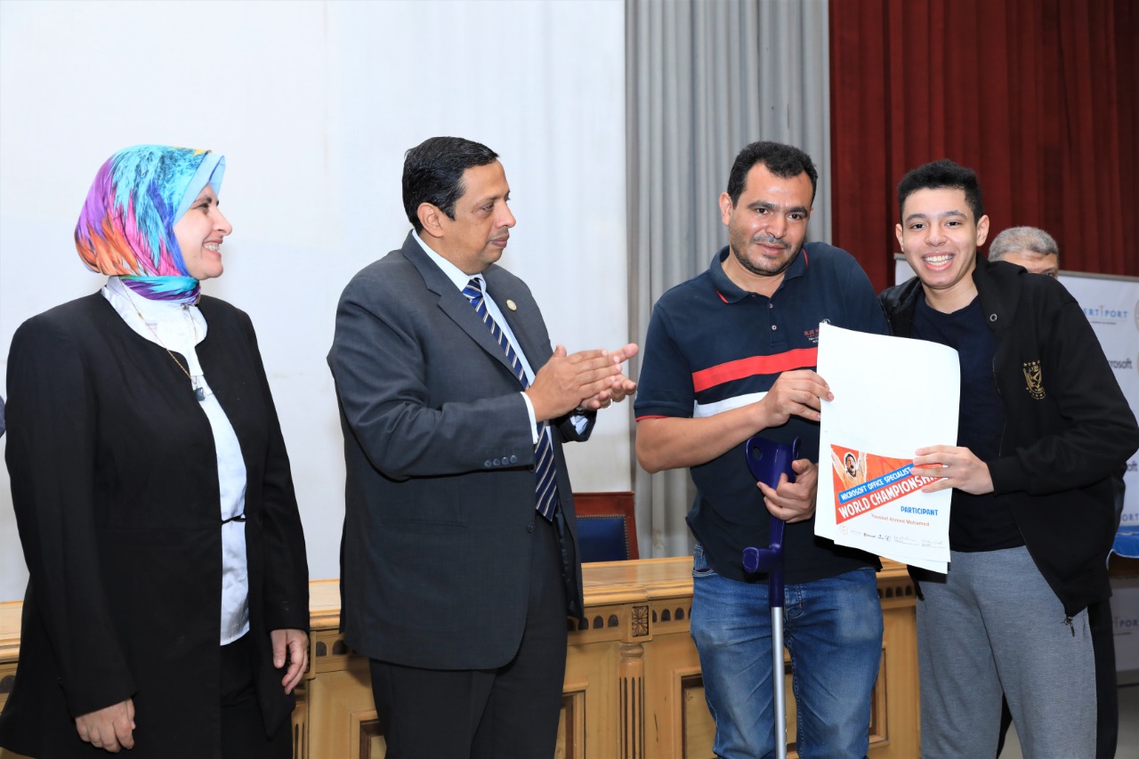 الطلاب الفائزين فى مسابقة  تطبيقات مايكروسوفت العالمية والمؤهلين لتمثيل مصر