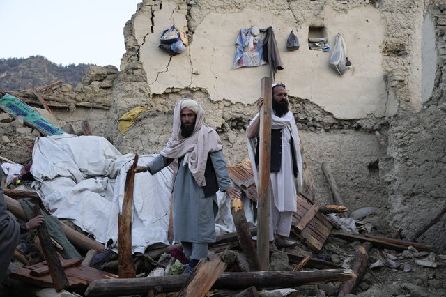فرق الإنقاذ الأفغانية تبذل جهودًا شاقة في ظروف صعبة بعد الزلزال | صور