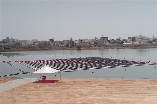 وزيرة الصناعة التونسية تدشن أول محطة عائمة لإنتاج الكهرباء بواسطة الطاقة الشمسية