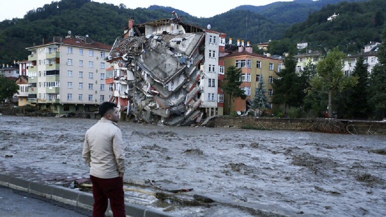 السيول والفيضانات تجرف جسورًا تركية وتقطع طرق جورجيا مع روسيا