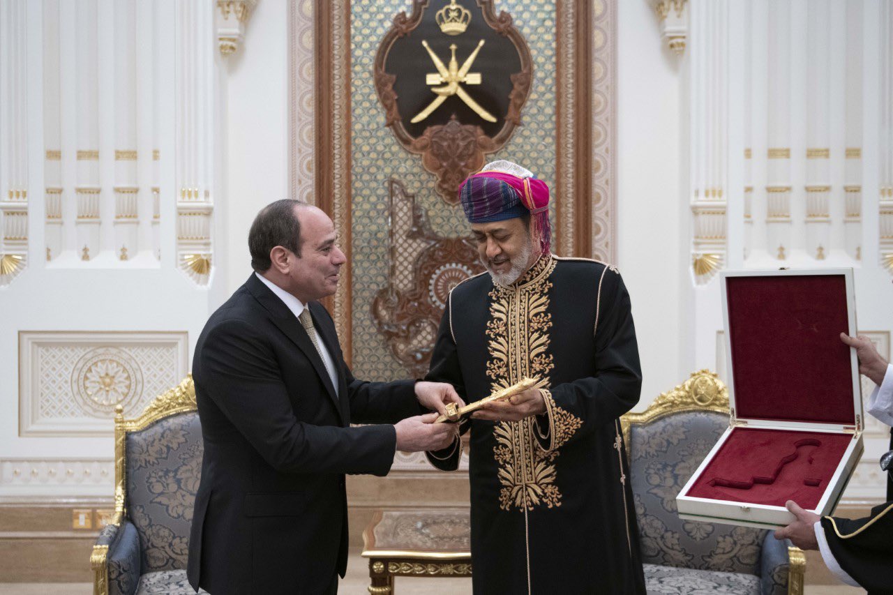 الرئيس السيسي وسلطان عمان يتبادلان الهدايا التذكارية ومأدبة عشاء بقصر العلم العامر احتفاء بالزيارة| صور
