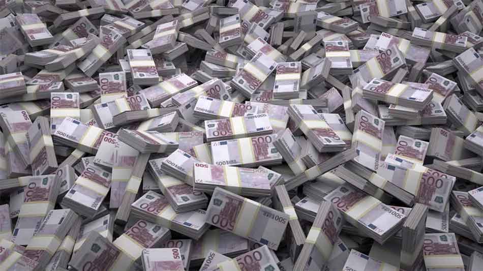 مجوهرات وأموال نقدية بحوالي مليون يورو عملية سطو جريئة باليونان واللصوص يلقون خزينة النقود من الطابق السادس 