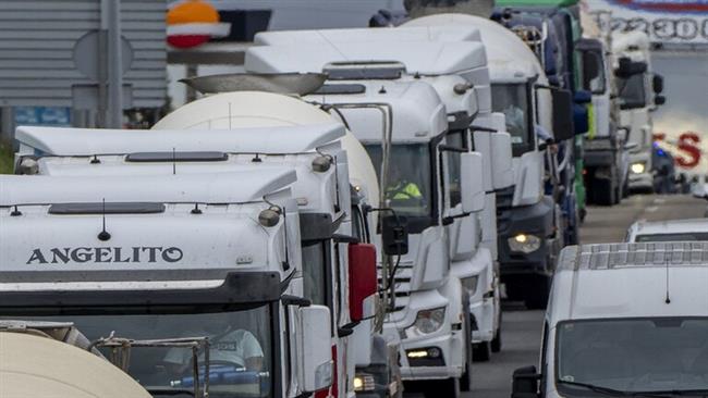 نقابات سائقي الشاحنات في فرنسا تدعو إلى التعبئة العامة للإضراب