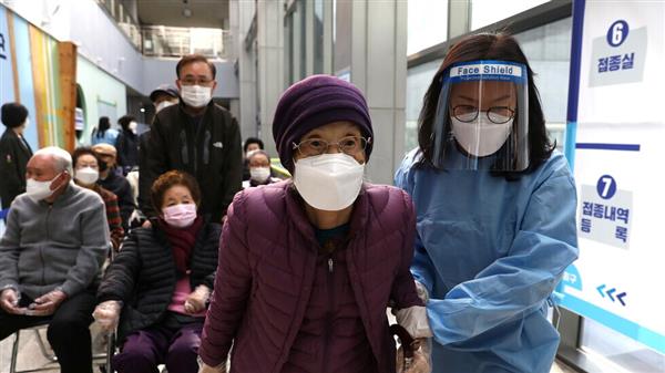 كوريا الجنوبية تسجل أكثر من  آلاف إصابة جديدة لأول مرة في  يوما