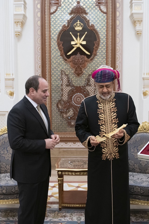 الرئيس السيسي وسلطان عمان يتبادلان الهدايا التذكارية