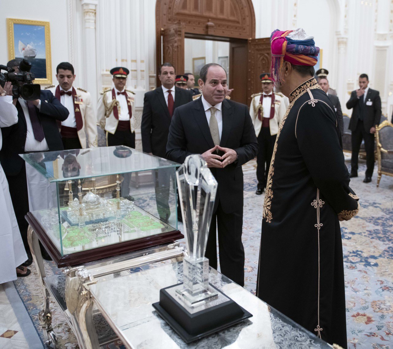 الرئيس السيسي وسلطان عمان يتبادلان الهدايا التذكارية