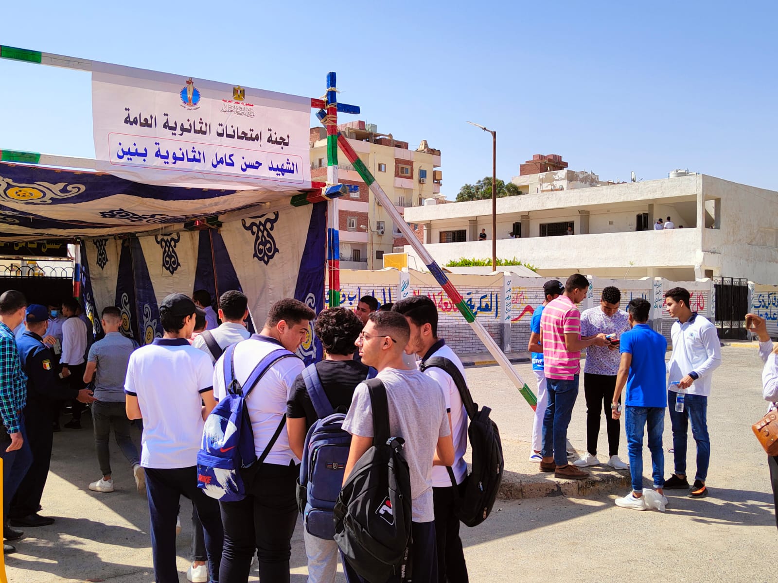 فرحة بين طلاب الثانوية العامة بالبحر الأحمر لسهولة امتحان اللغة الأجنبية الثانية | صور