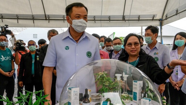 رغم تلقيه  تطعيمات وزير الصحة التايلاندي يعود إلى بلاده من أوروبا مصابا بكورونا