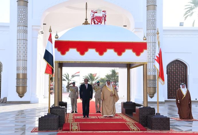بدء مباحثات الرئيس السيسي والعاهل البحريني بالمنامة