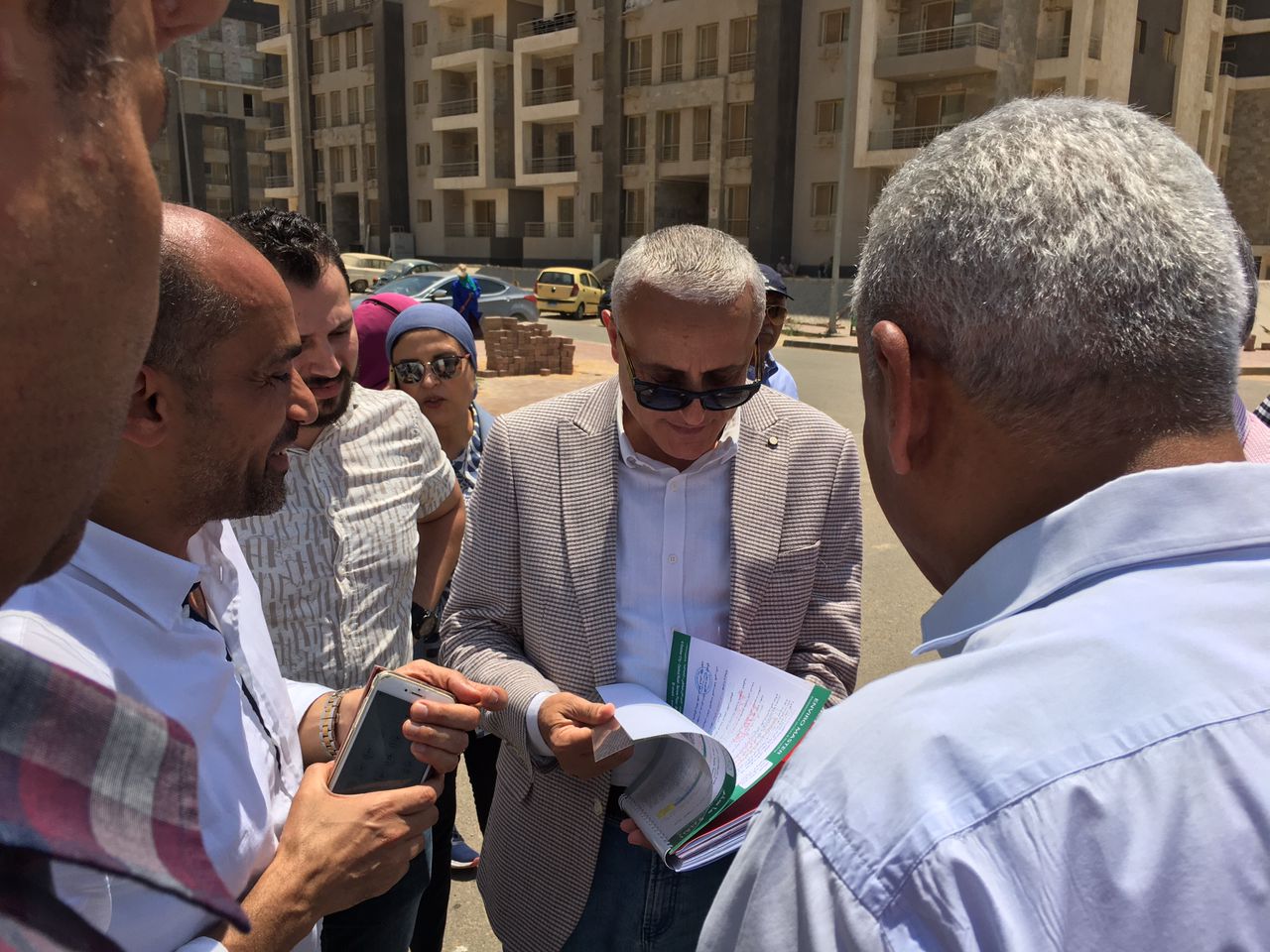 مسئولو هيئة المجتمعات العمرانية خلال زيارتهم لمشروعات دار مصر 