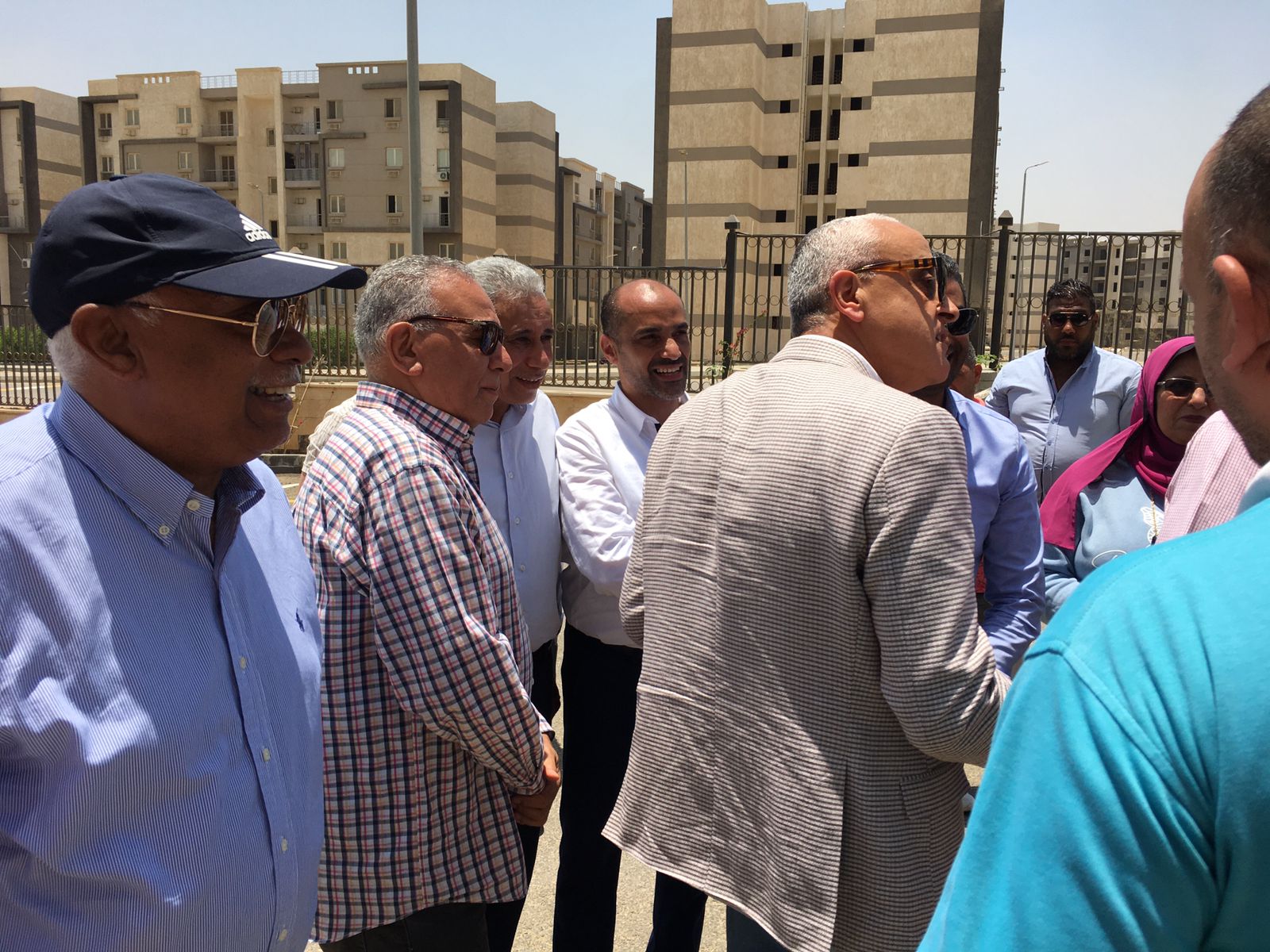 مسئولو هيئة المجتمعات العمرانية خلال زيارتهم لمشروعات دار مصر 