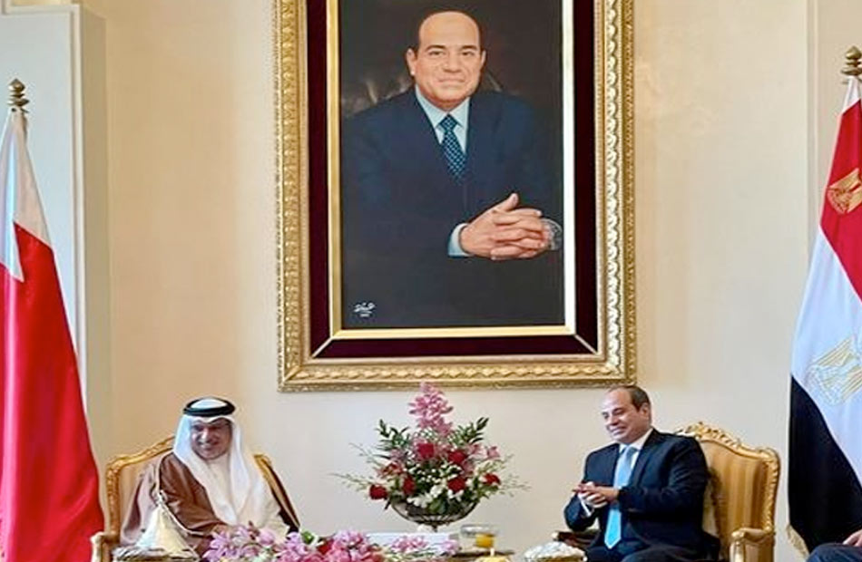 في تقدير ملكي للرئيس لوحة فنية تحمل صورة السيسي تزين خلفية المباحثات مع ولي عهد البحرين