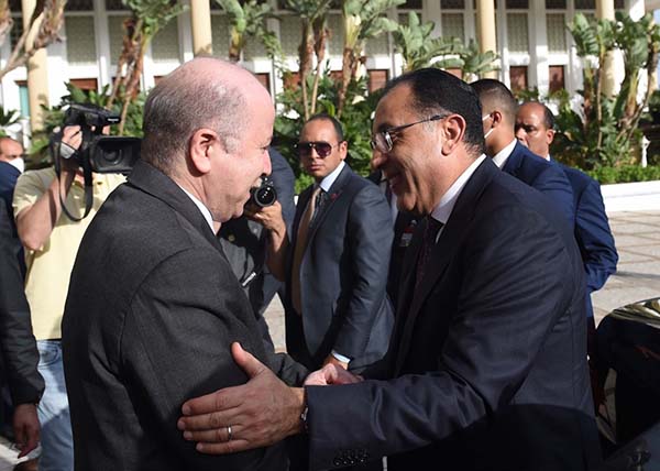 رئيس الوزراء يلتقى نظيره الجزائرى بمقر الحكومة الجزائرية
