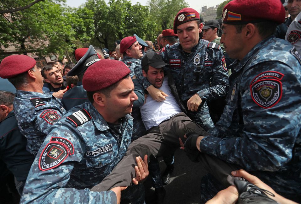 إصابة  شخصًا في أرمينيا إزاء اشتباكات بين المتظاهرين والشرطة
