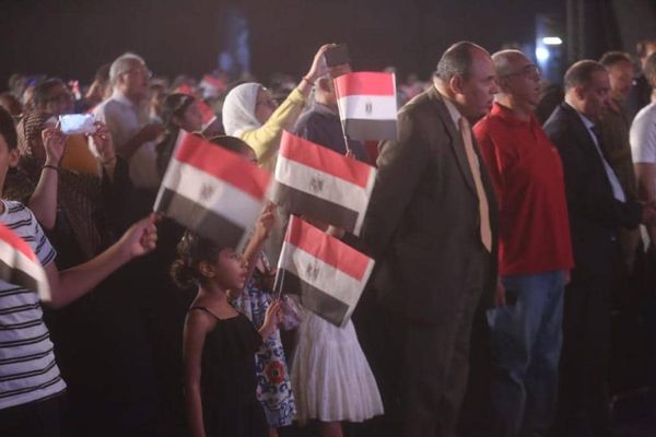  مشاهد يرفعون علم مصر احتفالا بذكرى  يونيو في الأوبرا 