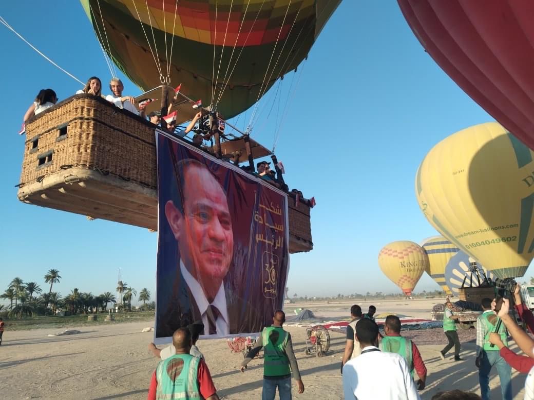  البالون الطائر يزين سماء الأقصر بأعلام مصر
