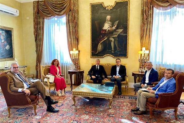 وزير السياحة والآثار يلتقي رئيس اتحاد شركات السياحة الإيطالية