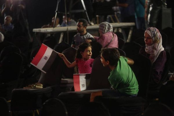 3000 مشاهد يرفعون علم مصر احتفالا بذكرى 30 يونيو في الأوبرا 