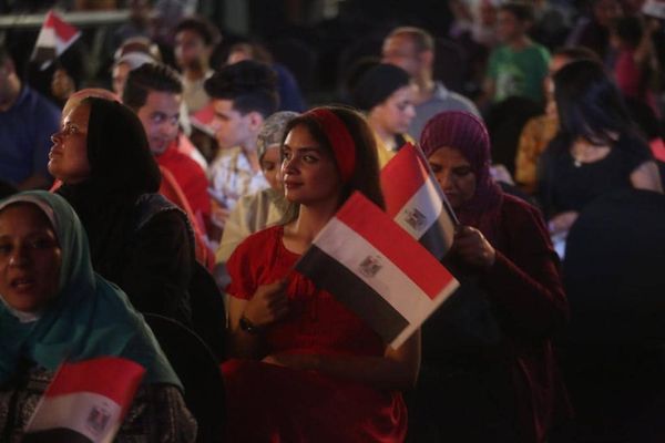 3000 مشاهد يرفعون علم مصر احتفالا بذكرى 30 يونيو في الأوبرا 
