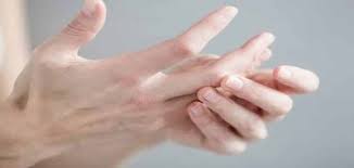 الشعور بالحرارة في أطراف أصابع اليد هل يعتبر مرضًا له أسباب وعلاجات؟