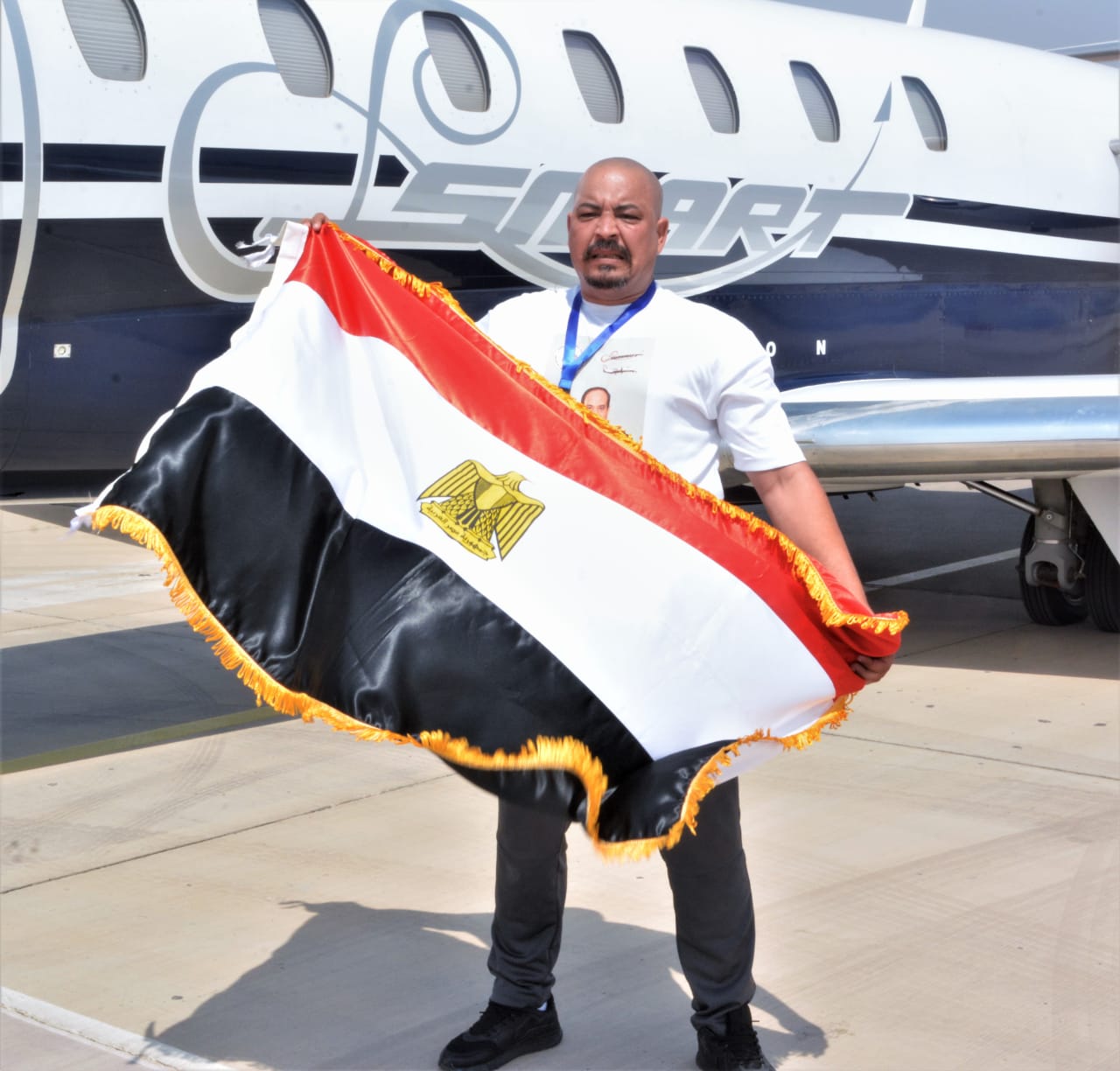 بطل مصرى بسحب الطائرة بأسنانه