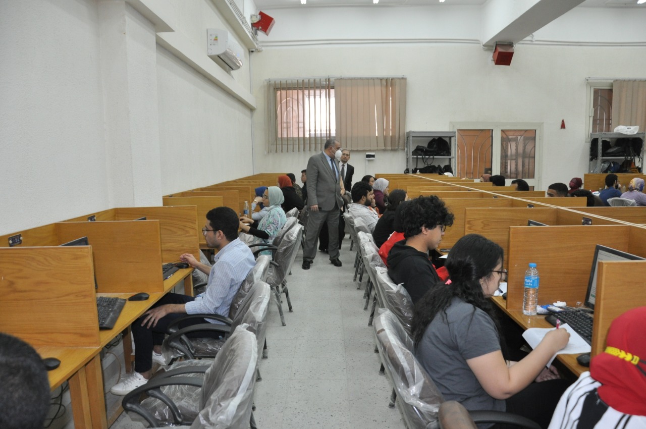  رئيس جامعة حلوان خلال تفقده امتحانات كلية الصيدلة