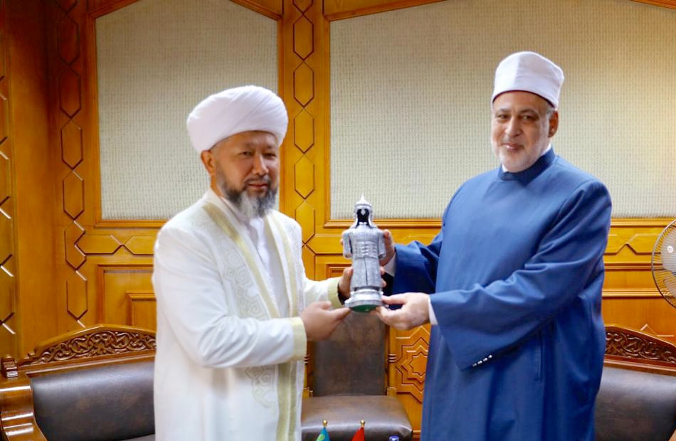 مفتي كازاخستان يوجه دعوة لشيخ الأزهر لرئاسة مؤتمر زعماء الأديان وافتتاح أكبر مسجد | صور