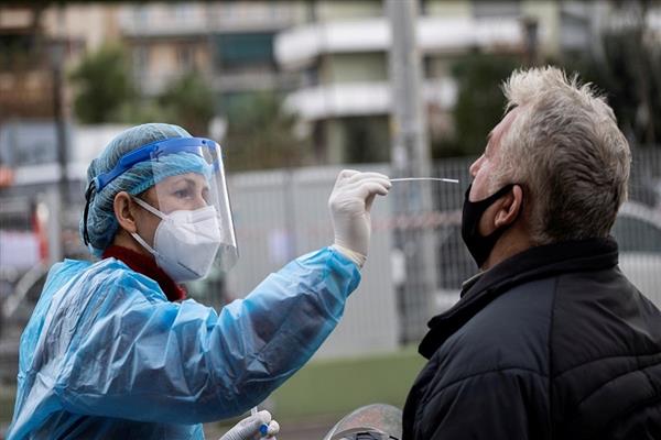 اليونان تسجل  آلاف و إصابة جديدة بفيروس كورونا و وفاة