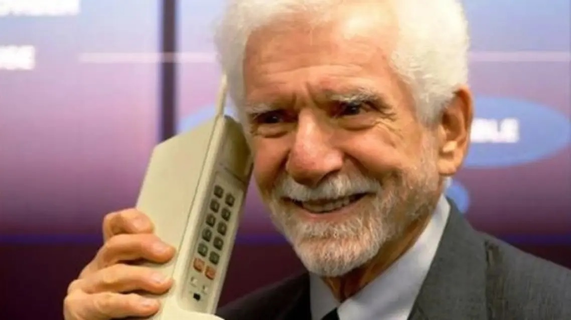 مارتن كوبر مخترع أول هاتف محمول بالعالم اتركوا أجهزتكم وعيشوا حياتكم