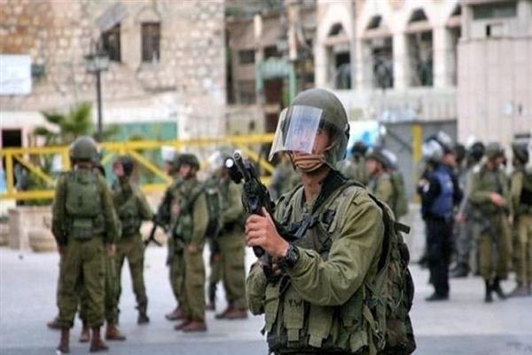 قوات الاحتلال تعتدي على جنازة مواطنة فلسطينية في بيت أمر بالخليل واشتباكات في باب الزاوية