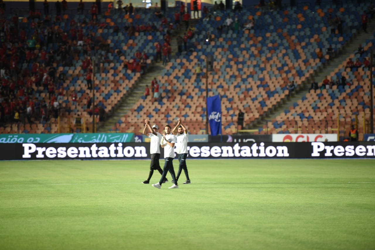 لاعبو الزمالك يجرون عمليات الإحماء قبل مواجهة الأهلي في قمة نهائي كأس مصر