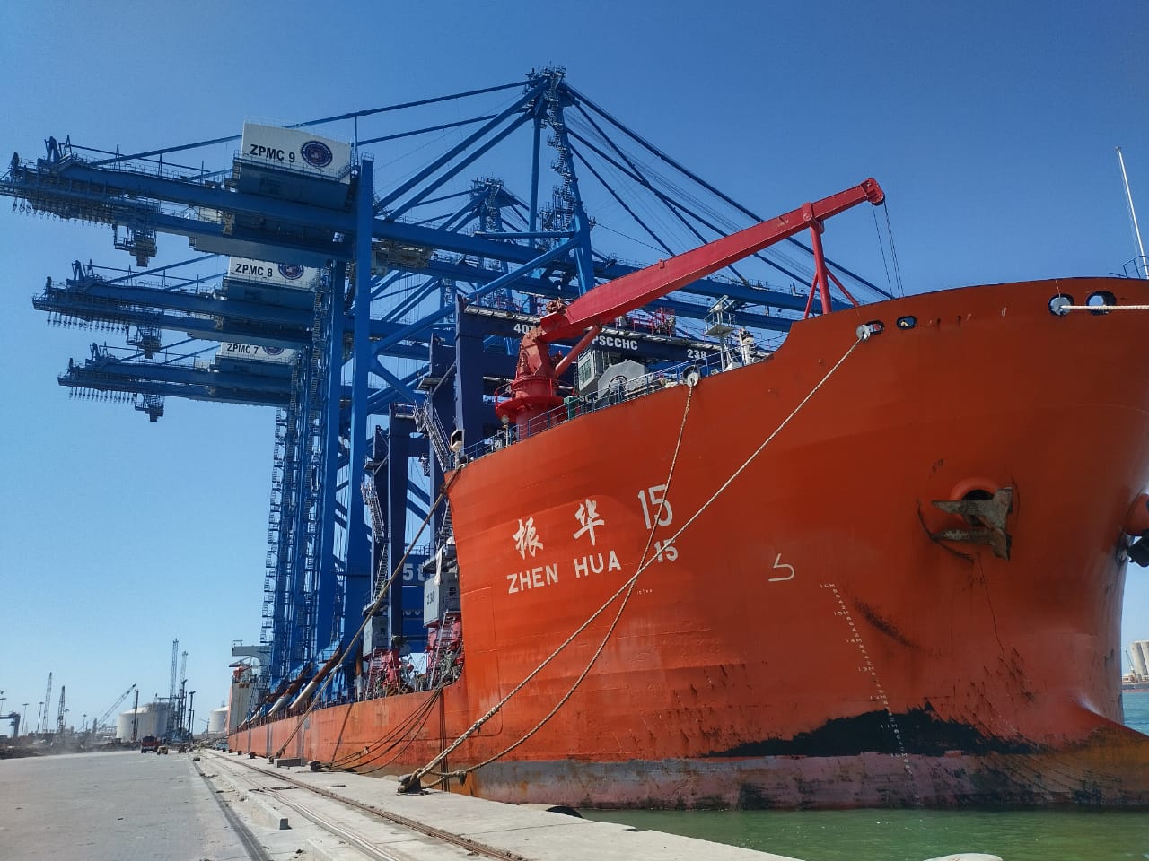 ميناء دمياط يتداول  سفينة للحاويات والبضائع العامة