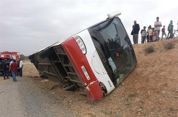 إصابة  شخصا جراء انقلاب حافلة في ماليزيا