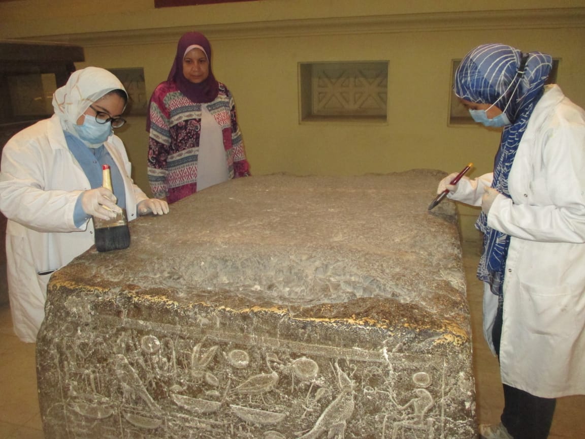 عزة حسين مرممو المتحف المصري بالتحرير يقومون بإجراء أعمال الصيانة الوقائية للقطع الأثرية بصفة دورية |صور 