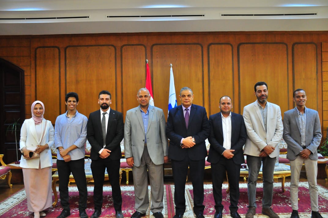 رئيس جامعة كفر الشيخ يلتقي الطلاب الفائزين بالمركز الثالث في الأولمبياد 