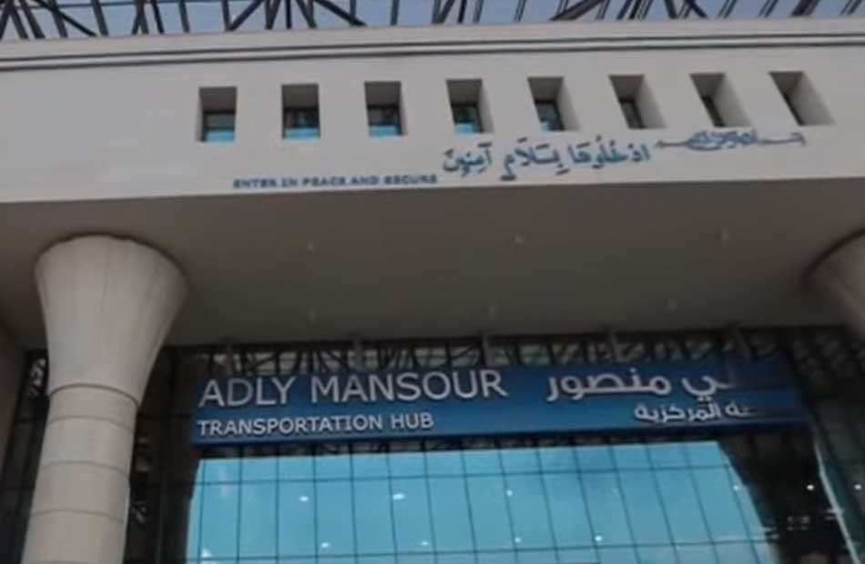 مع بدء التشغيل التجريبي الركاب يستقلون القطار الكهربائي LRT بمحطة عدلي منصور المركزية 