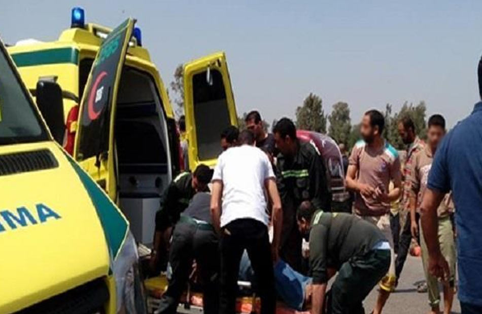 إصابة  أشخاص في حادث تصادم سيارة ملاكي بالرصيف في كفرالشيخ