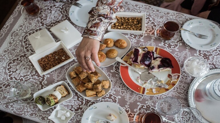 طبيب روسي يكشف عواقب تناول الشاي مع الحلويات