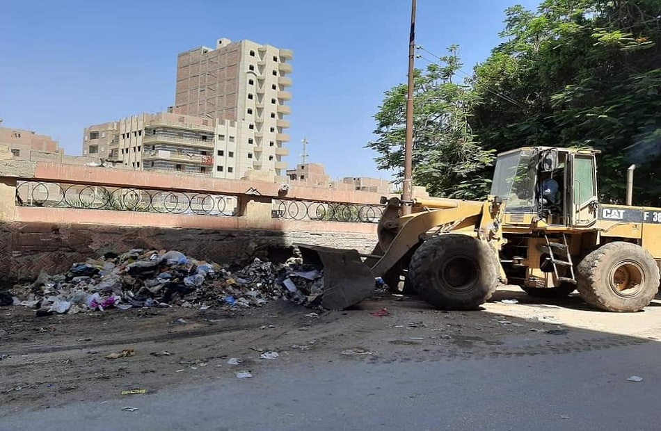 استمرار حملات النظافة بشوارع حي غرب سوهاج | صور 
