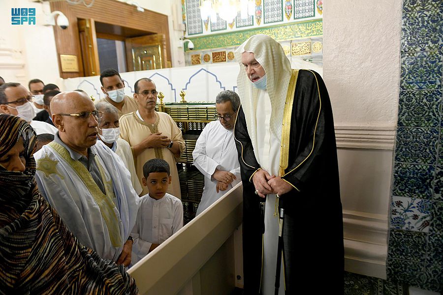 الرئيس الموريتاني وهو داخل المسجد النبوي 