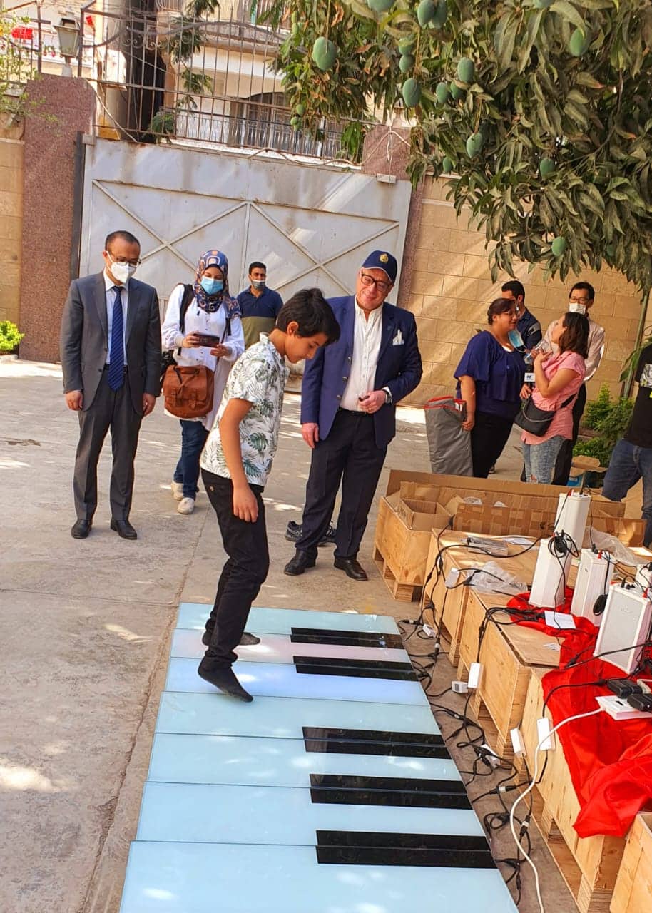 لأول مرة في مصر.. الصين تهدي مؤسسة «أولادنا» بيانو أرضي بطول ثمانية أمتار |  صور - بوابة الأهرام